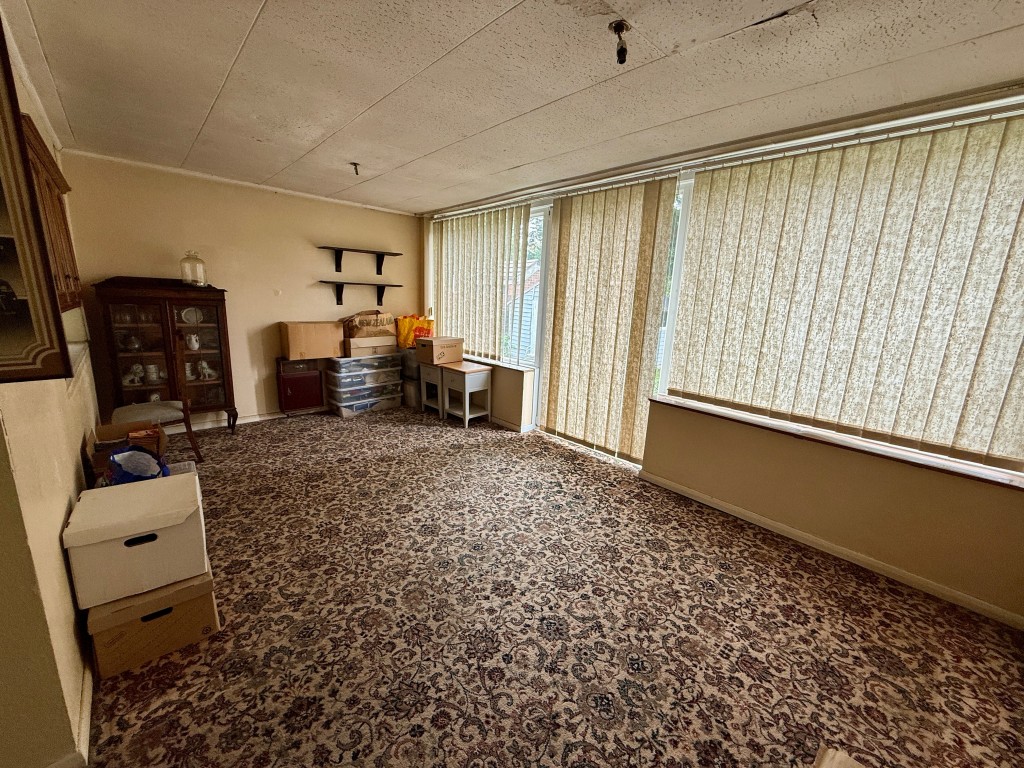 Lot: 148 - SEMI-DETACHED HOUSE FOR REFURBISHMENT - Living room